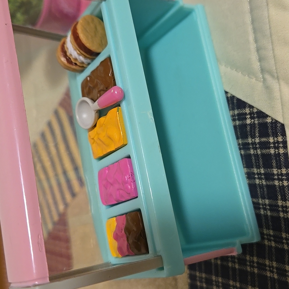 Ice Cream Shop Playset - Pink and Blue - Picture 4 of 8
